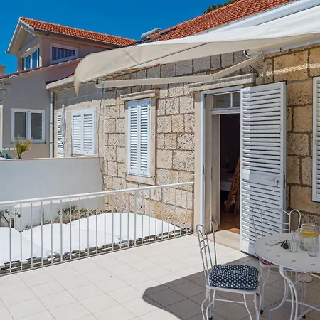 Oleander House * 鲁巴达